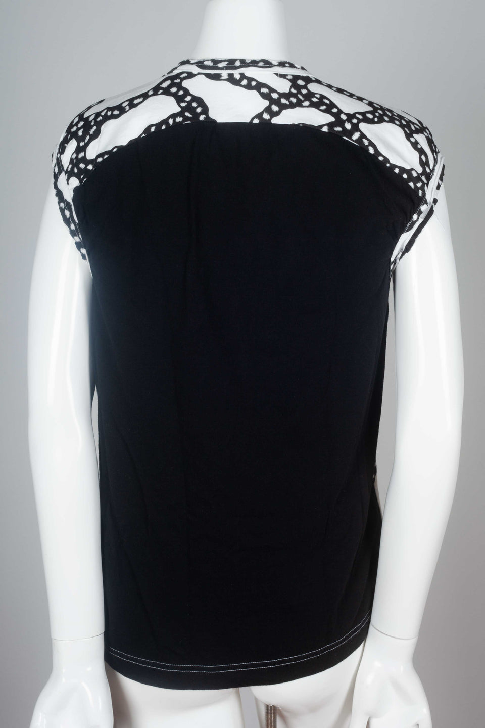 Black back of this Comme des Garçons 2010 black and white sleeveless t-shirt with sinuous graphic design.